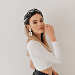 Choosing the perfect earrings for short hair: A Style Guide